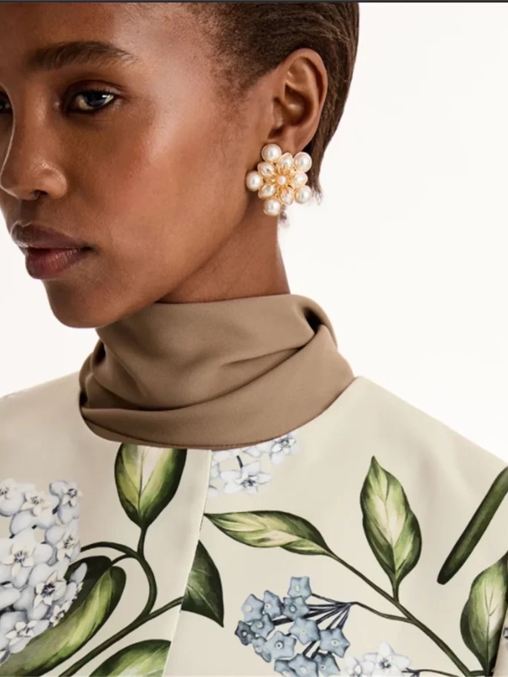 Oscar de la Renta Pearly Flower Small Clip-On Earrings